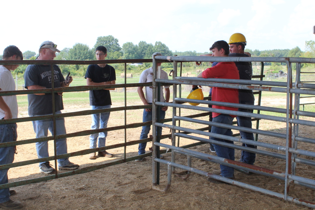 Ag Power and Ag Natural Students Help Set Up Livestock Area